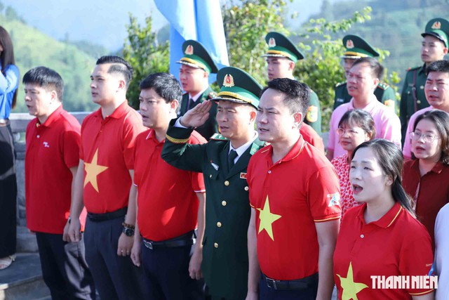 Lan tỏa tình yêu nước tại Cột cờ Lũng Cú - Ảnh 1.