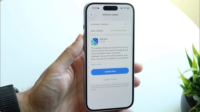 Người dùng 'kêu trời' vì lỗi hao pin, nóng máy trên iOS 26.5.2 - Ảnh 1.