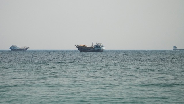 Mỹ bắt đầu đợt tấn c&ocirc;ng mới li&ecirc;n quan eo biển Hormuz, Iran lập tức phản ứng - Ảnh 1.