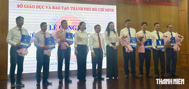 Nhiều hiệu trưởng, hiệu ph&oacute; nhận quyết định bổ nhiệm - Ảnh 2.
