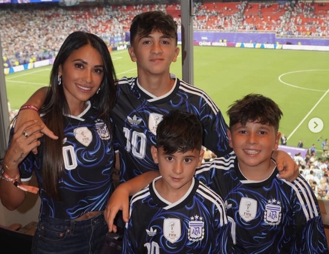 Vợ Messi mặc trang phục ủng hộ chồng ở World Cup, CĐV luôn mong chờ: Vì sao?- Ảnh 1.