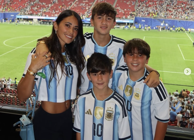 Vợ Messi mặc trang phục ủng hộ chồng ở World Cup, CĐV luôn mong chờ: Vì sao?- Ảnh 2.
