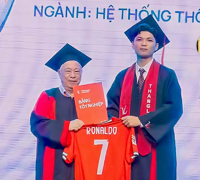 Tốt nghiệp giữa m&ugrave;a World Cup, sinh vi&ecirc;n nhận bằng c&ugrave;ng Messi, Ronaldo - Ảnh 5.