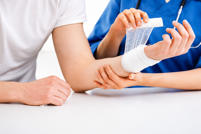 C&aacute;ch cầm m&aacute;u vết thương hở đ&uacute;ng c&aacute;ch: 6 bước sơ cứu ai cũng n&ecirc;n biết- Ảnh 4.