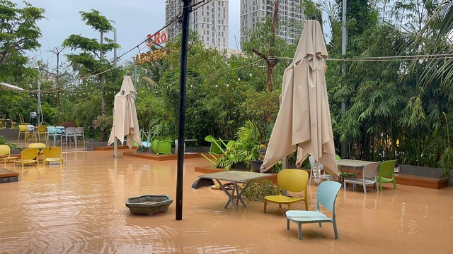 Nhiều hộ dân ở Phú Quốc khổ sở vì mưa gây ngập nhà - Ảnh 3.