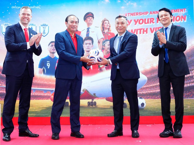 Vietjet v&agrave; Ng&acirc;n h&agrave;ng số Vikki trở th&agrave;nh đơn vị đồng h&agrave;nh c&ugrave;ng ASEAN United FC
- Ảnh 2.