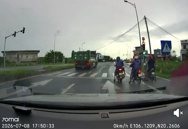 Vượt đ&egrave;n đỏ bị phạt 19 triệu, t&agrave;i xế l&ecirc;n mạng 'tr&ugrave;' người gửi clip cho CSGT - Ảnh 1.