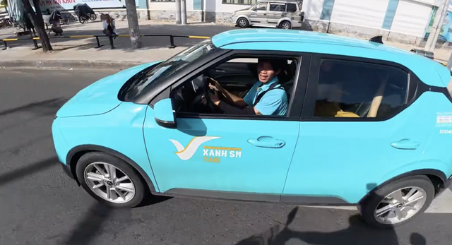 Em b&eacute; ch&agrave;o đời tr&ecirc;n taxi giữa đường, CSGT lập tức đổi hướng đưa v&agrave;o bệnh viện - Ảnh 2.