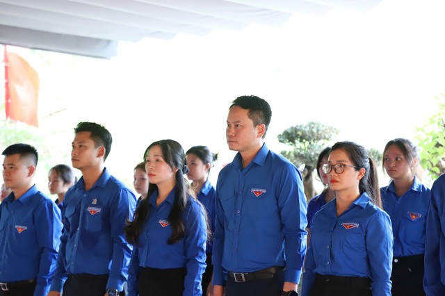 Tri ân những Anh hùng liệt sĩ 'Sống bám đá đánh giặc, chết hóa đá bất tử' - Ảnh 1.