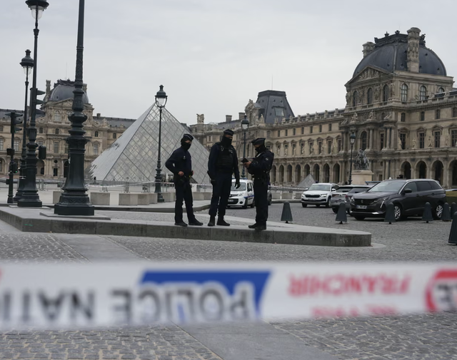 Bí ẩn kẻ chủ mưu vụ trộm trang sức tại bảo tàng Louvre - Ảnh 1.