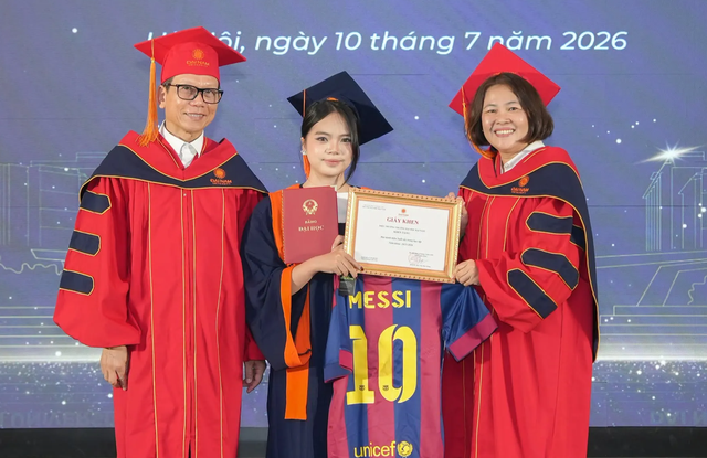 Tốt nghiệp giữa m&ugrave;a World Cup, sinh vi&ecirc;n nhận bằng c&ugrave;ng Messi, Ronaldo - Ảnh 1.