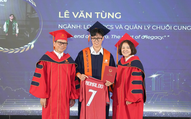 Tốt nghiệp giữa m&ugrave;a World Cup, sinh vi&ecirc;n nhận bằng c&ugrave;ng Messi, Ronaldo - Ảnh 4.