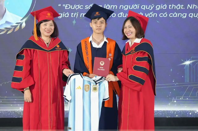 Tốt nghiệp giữa m&ugrave;a World Cup, sinh vi&ecirc;n nhận bằng c&ugrave;ng Messi, Ronaldo - Ảnh 3.