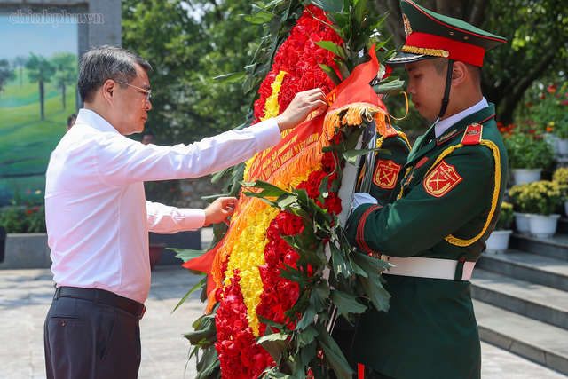 Thủ tướng làm việc tại Phú Thọ, thăm bà mẹ Việt Nam anh hùng - Ảnh 1.