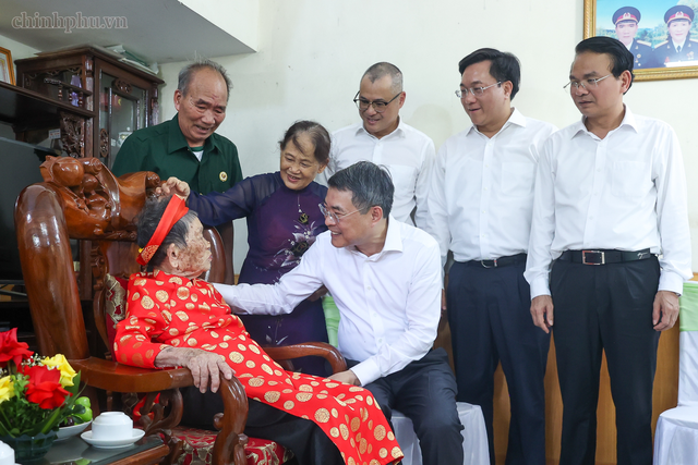 Thủ tướng làm việc tại Phú Thọ, thăm bà mẹ Việt Nam anh hùng - Ảnh 2.