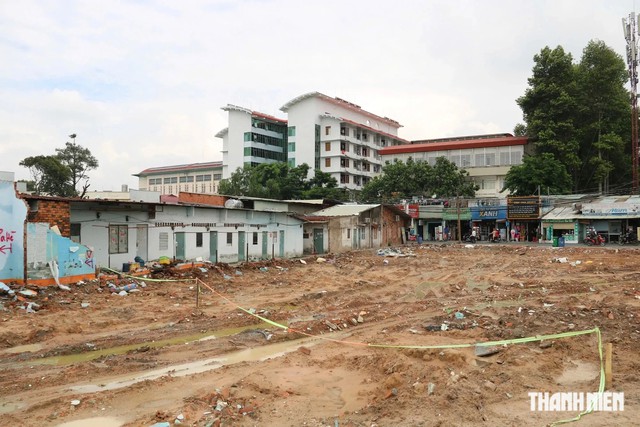 Lãnh đạo phường Đông Hòa ở TP.HCM đến từng nhà vận động bàn giao mặt bằng- Ảnh 2.