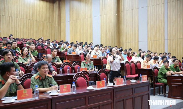 Công an TP.HCM đối thoại trực tiếp với người dân về thủ tục hành chính- Ảnh 2.