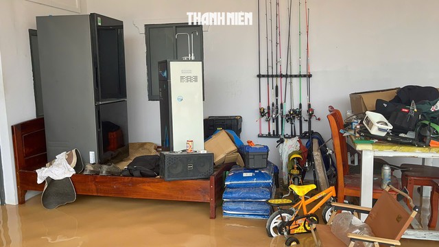 Nhiều hộ dân ở Phú Quốc khổ sở vì mưa gây ngập nhà - Ảnh 1.