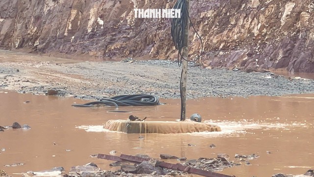 Nhiều hộ dân ở Phú Quốc khổ sở vì mưa gây ngập nhà - Ảnh 7.