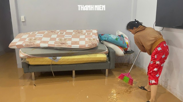 Nhiều hộ dân ở Phú Quốc khổ sở vì mưa gây ngập nhà - Ảnh 2.