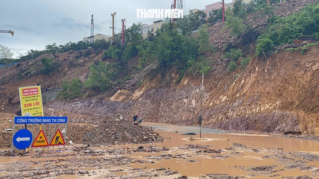 Nhiều hộ dân ở Phú Quốc khổ sở vì mưa gây ngập nhà - Ảnh 6.