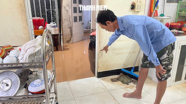 Nhiều hộ dân ở Phú Quốc khổ sở vì mưa gây ngập nhà - Ảnh 4.