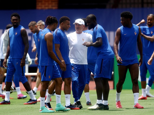 HLV Deschamps &lsquo;T&acirc;y Ban Nha c&oacute; Yamal th&igrave; Ph&aacute;p c&oacute; Mbappe&rsquo;, HLV Fuente &lsquo;ch&uacute;ng t&ocirc;i sẽ nắm thế chủ động&rsquo;- Ảnh 1.
