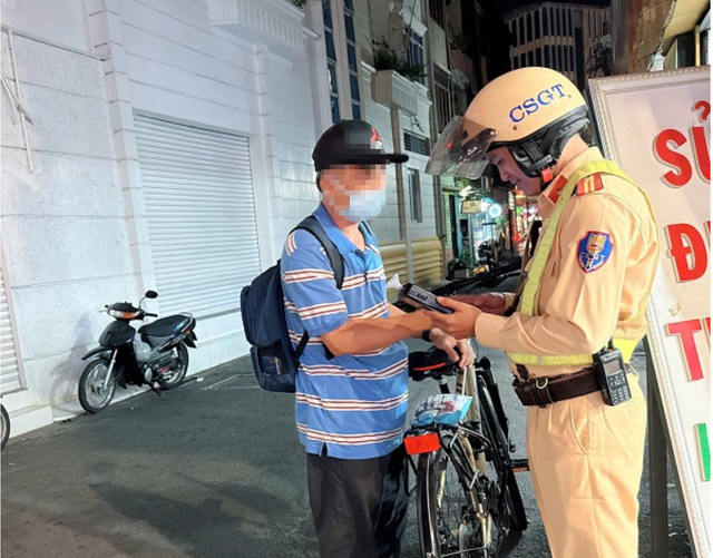Đi nhậu bằng xe đạp để n&eacute; CSGT phạt nồng độ cồn: C&aacute;ch đối ph&oacute; nguy hiểm! - Ảnh 2.