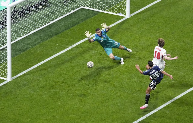 M&agrave;n ngược d&ograve;ng kỳ vĩ của Argentina, Messi khiến đội tuyển Anh sụp đổ- Ảnh 4.