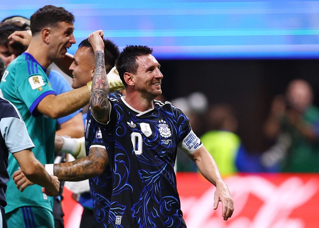 M&agrave;n ngược d&ograve;ng kỳ vĩ của Argentina, Messi khiến đội tuyển Anh sụp đổ- Ảnh 1.