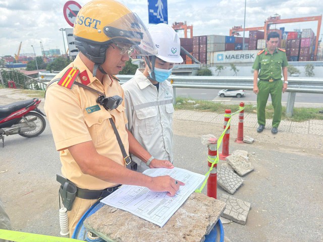 CSGT kiểm tra công trình sửa cầu Đồng Nai, phát hiện vi phạm dễ gây ùn tắc - Ảnh 1.