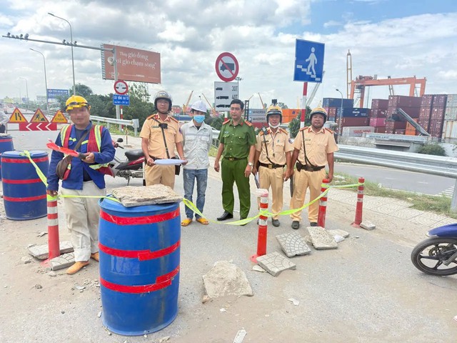 CSGT kiểm tra công trình sửa cầu Đồng Nai, phát hiện vi phạm dễ gây ùn tắc - Ảnh 2.
