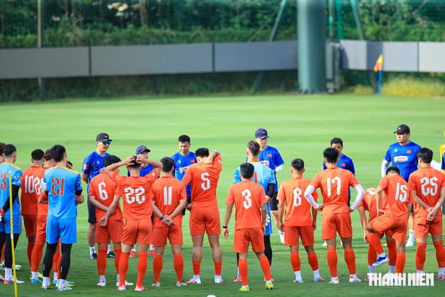 Ho&agrave;ng Đức &lsquo;bật m&iacute;&rsquo; ph&aacute;t kiến của thầy Kim Sang-sik: Xếp T&agrave;i Lộc đ&aacute; vị tr&iacute; 'lạ'- Ảnh 2.