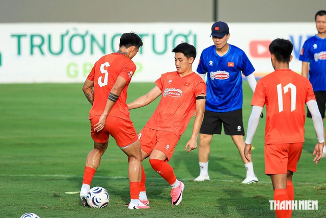Ho&agrave;ng Đức &lsquo;bật m&iacute;&rsquo; ph&aacute;t kiến của thầy Kim Sang-sik: Xếp T&agrave;i Lộc đ&aacute; vị tr&iacute; 'lạ'- Ảnh 4.