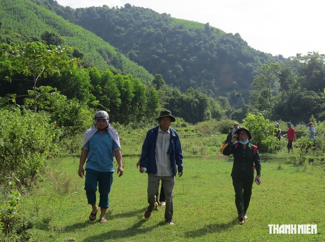  Cõng cá, mắm lên rừng nuôi thương binh- Ảnh 1.