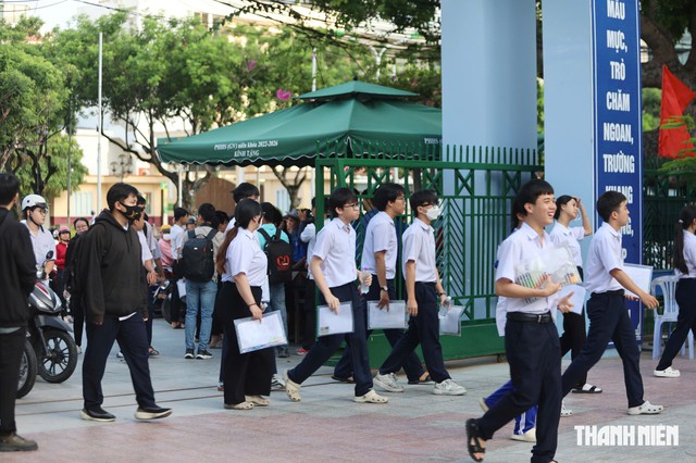 Không lập biên bản thí sinh mang điện thoại: Khánh Hòa sẽ xử lý người coi thi- Ảnh 1.