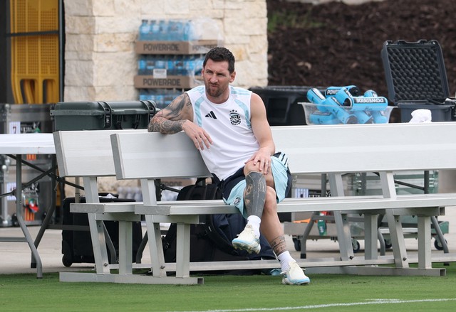 Messi to&agrave;n thắng khi trọng t&agrave;i Mỹ Elfath bắt c&aacute;c trận của Inter Miami, b&aacute;o ch&iacute; Anh s&ocirc;i sục- Ảnh 1.