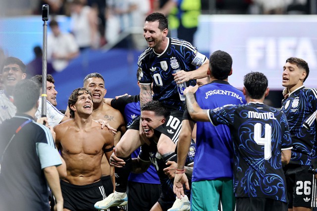 Messi ph&aacute; s&acirc;u kỷ lục kiến tạo gi&uacute;p Argentina ngoạn mục đ&aacute;nh bại Anh: Giới hạn n&agrave;o cho M10?- Ảnh 1.