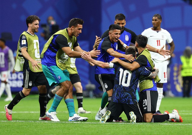 Messi ph&aacute; s&acirc;u kỷ lục kiến tạo gi&uacute;p Argentina ngoạn mục đ&aacute;nh bại Anh: Giới hạn n&agrave;o cho M10?- Ảnh 5.