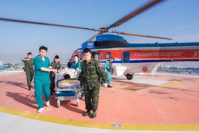 D&ugrave;ng trực thăng cấp cứu người bị sốc tủy do chấn thương cột sống cổ nặng- Ảnh 2.