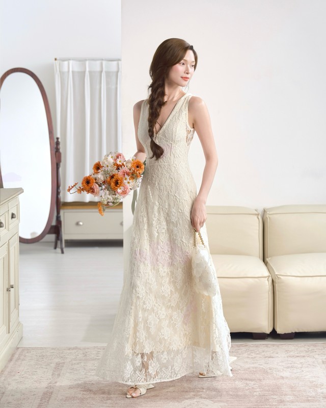 Trang phục dạ tiệc sắc trắng, kem t&ocirc;n sự sang trọng thầm lặng- Ảnh 1.