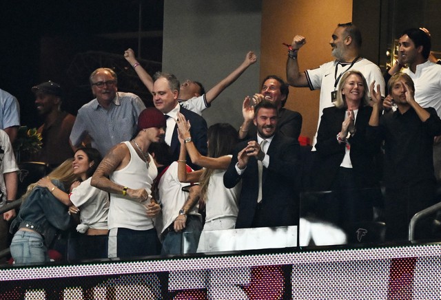 David Beckham k&igrave;m n&eacute;n nước mắt khi Anh bị Argentina quật ng&atilde;, vợ Victoria v&agrave; con trai an ủi - Ảnh 1.