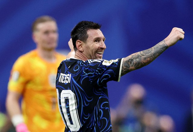 Bị n&oacute;i b&oacute;ng gi&oacute; l&agrave; 'con cưng FIFA', Messi lạnh l&ugrave;ng đ&aacute;p trả: Thật đi&ecirc;n rồ! - Ảnh 2.