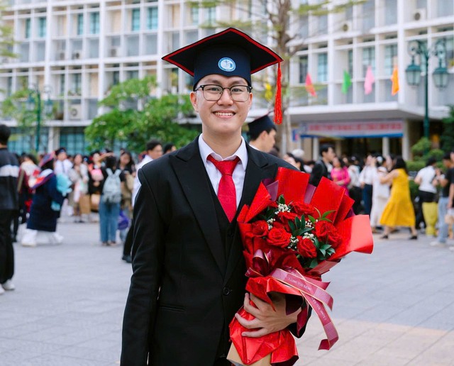Chọn học y vì… gần nhà, 6 năm sau chàng trai tốt nghiệp thủ khoa toàn trường - Ảnh 1.