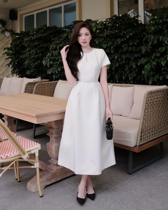 Trang phục dạ tiệc sắc trắng, kem t&ocirc;n sự sang trọng thầm lặng- Ảnh 3.