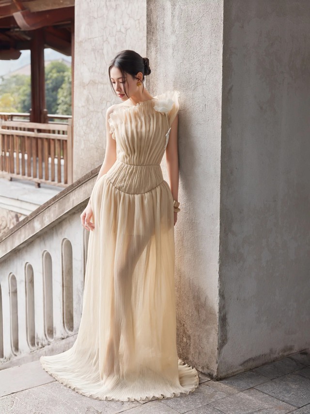 Trang phục dạ tiệc sắc trắng, kem t&ocirc;n sự sang trọng thầm lặng- Ảnh 5.