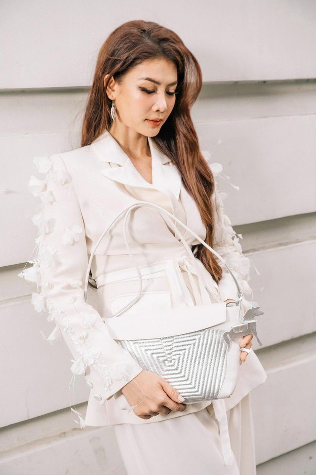 Bản giao hưởng ngọt ngào từ những đóa hoa đính trên trang phục - Ảnh 5.