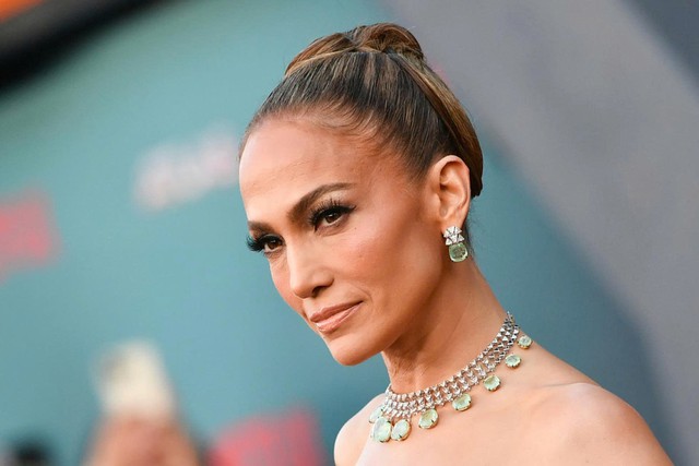 Jennifer Lopez đeo bộ kim cương hơn 400 carat tại tiệc sinh nhật tuổi 57 - Ảnh 1.