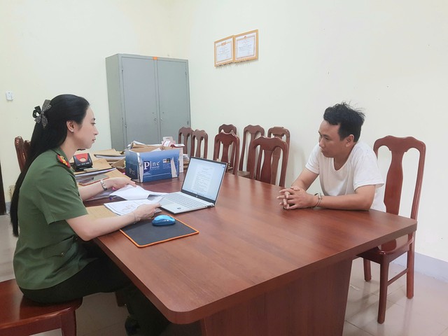 Bắt chủ tiệm photocopy làm hàng ngàn tài liệu in con dấu giả để bán - Ảnh 1.