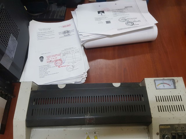 Bắt chủ tiệm photocopy làm hàng ngàn tài liệu in con dấu giả để bán - Ảnh 2.